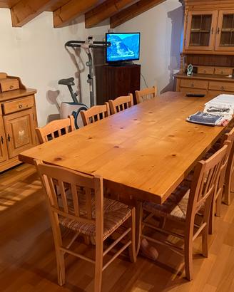 Arredo Mansarda tavolo sedie credenza vetrina