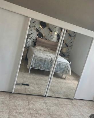Armadio con porte scorrevoli