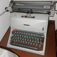 macchina da scrivere Olivetti 82