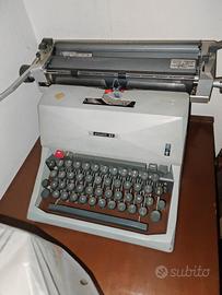 macchina da scrivere Olivetti 82