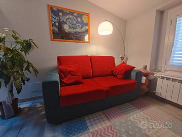 Divano 2 posti rosso e grigio