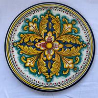 Piatto decorativo in terracotta smaltata