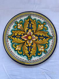 Piatto decorativo in terracotta smaltata