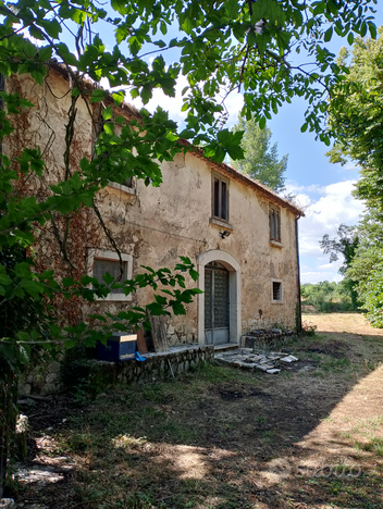 Casolare in campagna con terreno industriale