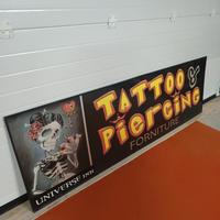 insegna di una attività di tatuaggi 