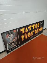 insegna di una attività di tatuaggi 