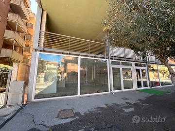 Fondo commerciale+magaz. nel corso di Marina di GR