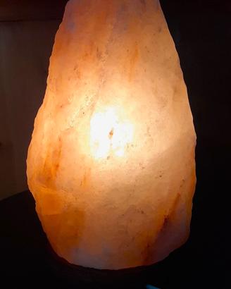 LAMPADA DI SALE HIMALAYANO GREZZA CON BASE IN LEGN