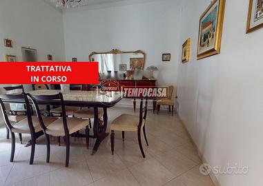 Trivani su due livelli, con terrazza.