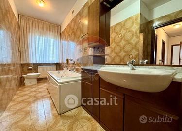 Mobile bagno con lavabo