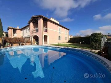 Villa di 270 m² con 5 locali e box auto doppio a S