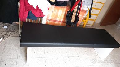 panca in formica con cuscino   per sedersi 