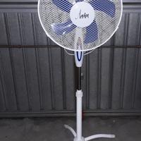 Ventilatore a piantana con luce