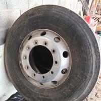 n. 2 cerchi in lega Alcoa 22.5 con gomme pirelli 