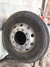 n. 2 cerchi in lega Alcoa 22.5 con gomme pirelli 