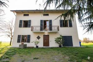 VILLA SINGOLA A MONTECHIARUGOLO