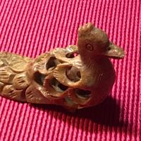miniatura di uccello in pietra ollare traforata