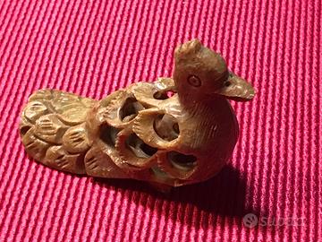 miniatura di uccello in pietra ollare traforata