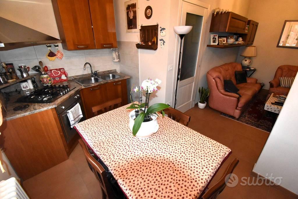 Villa di 207 m² con 5 locali e box auto a Guastall - Altro