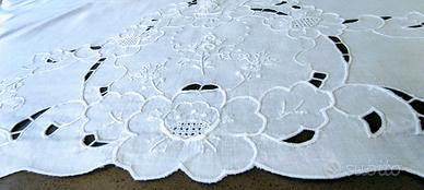 Completo matrimoniale con ricami e intaglio