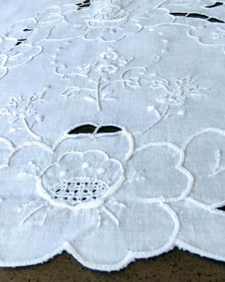 Completo matrimoniale con ricami e intaglio