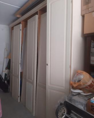 Armadio di legno sei ante