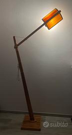 Lampada da terra in legno