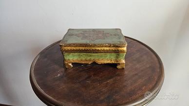 Antico portagioie in legno 