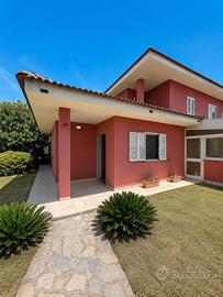 Casa indipendente tra mare e città