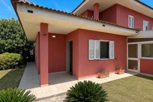 Casa indipendente tra mare e città