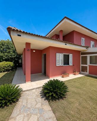 Casa indipendente tra mare e città