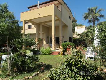 VILLA    -  HI  FI    - leporano  marina