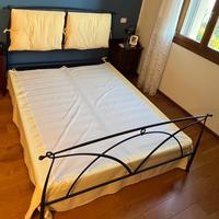 Letto in ferro battuto blu