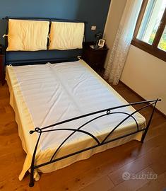 Letto in ferro battuto blu