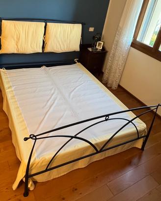 Letto in ferro battuto blu