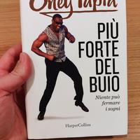 Libro Più forte del buio Tapia Honey