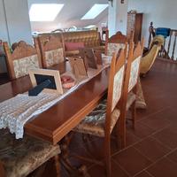 divano , più tavolo con sei sedie , credenza