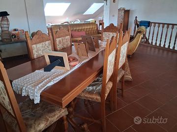 divano , più tavolo con sei sedie , credenza