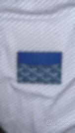 portacarte blu com motivo geometrico