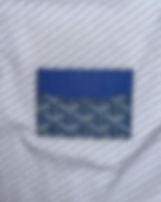 portacarte blu com motivo geometrico