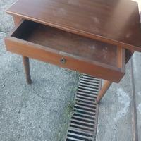Vecchio tavolino con cassetto.