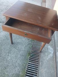 Vecchio tavolino con cassetto.