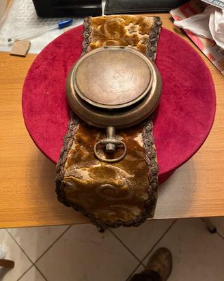 Vecchio posacenere da bracciolo