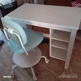  due scrivanie con due sedie per scrivania 