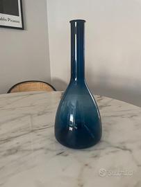 Vaso in vetro blu design vintage, altezza 32 cm
