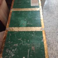 arredamento cassa di legno con santini dentro 