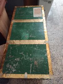 arredamento cassa di legno con santini dentro 