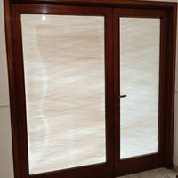 Elegante porta doppia in legno e vetro satinato