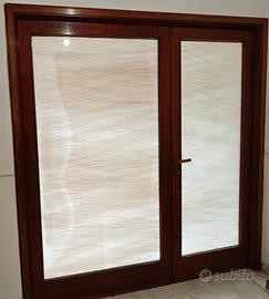 Elegante porta doppia in legno e vetro satinato