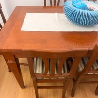 Cristalliera, tavolo e 6 sedie soggiorno in noce